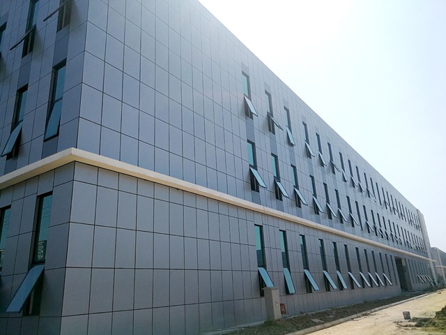 四川成都外墙保温装饰一体板 陶瓷岩棉氟碳金属漆一体板的优势与厂家安装施工解析